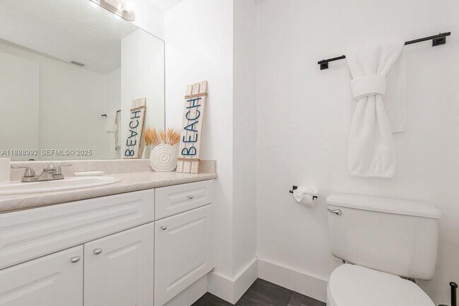 Building Photo - 2301 Collins Ave