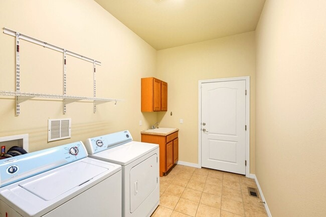 Building Photo - Beacon Point 5 Bedroom Ranch, 3-Car Garage...