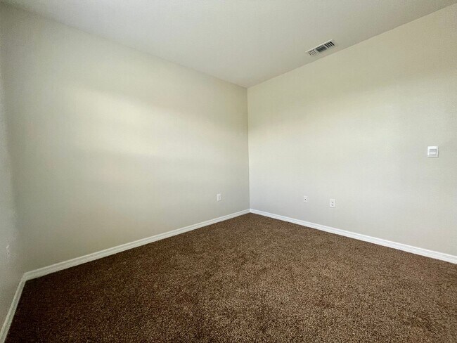 Building Photo - Stunning 4 bed/ 2 bath home!!