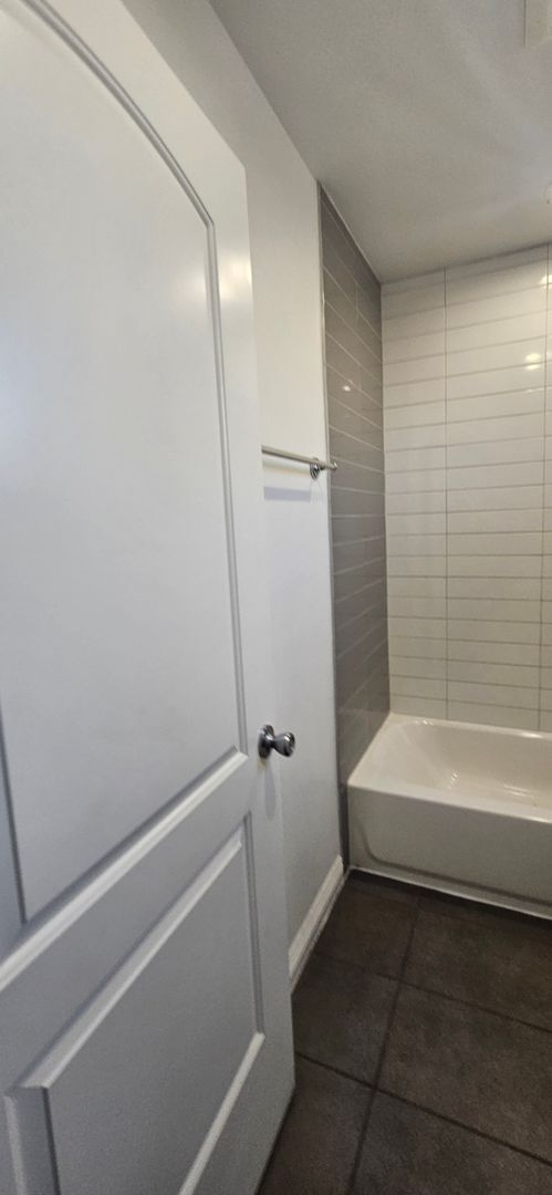 Building Photo - 211 W 43rd St