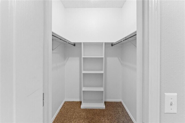 Building Photo - 1552 S Tally Ho Dr