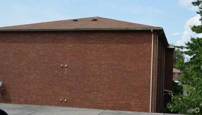 Building Photo - Bridgeway Gardens