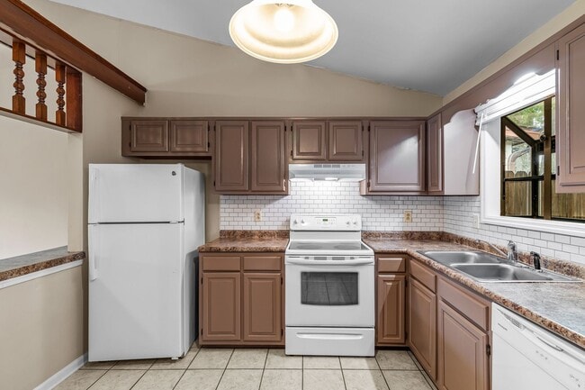 Building Photo - 2 Bedroom, 2 Bathroom Home