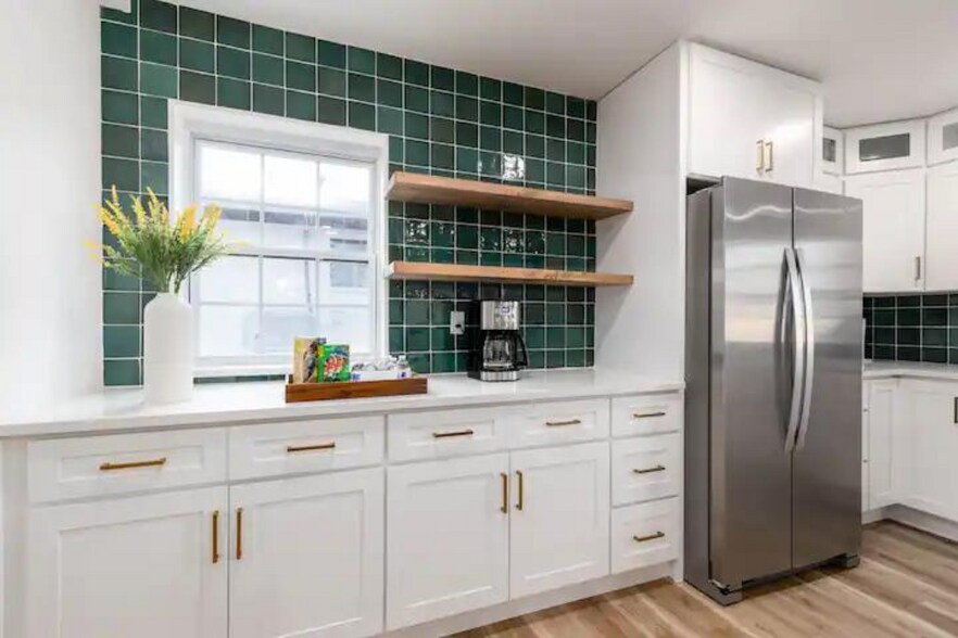 Building Photo - 306 W Lookout Dr