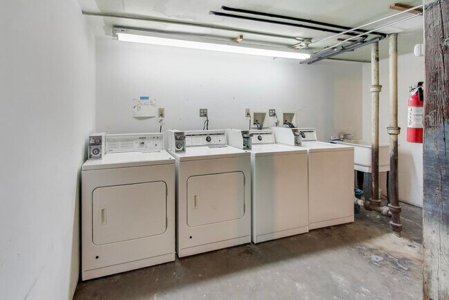 Building Photo - 4002 N Hermitage Ave