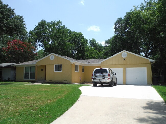 Building Photo - 816 E Texas St