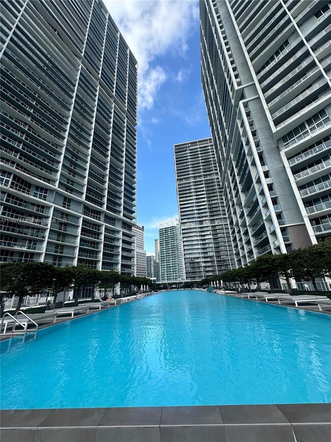 Building Photo - 495 Brickell Ave
