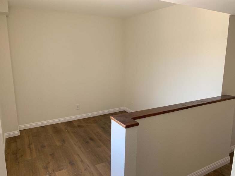 Building Photo - 1116 Elm Ave