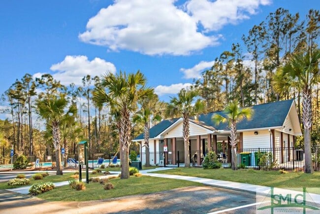 Building Photo - Beautiful Four Bedroom Home in Hunt Club!