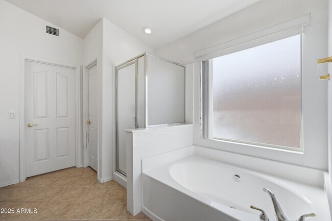 Building Photo - 4626 E Thorn Tree Dr