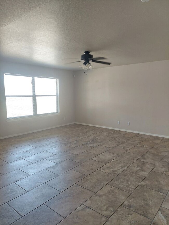 Building Photo - 3 bedroom 2 bathroom beautiful rental ! Available November