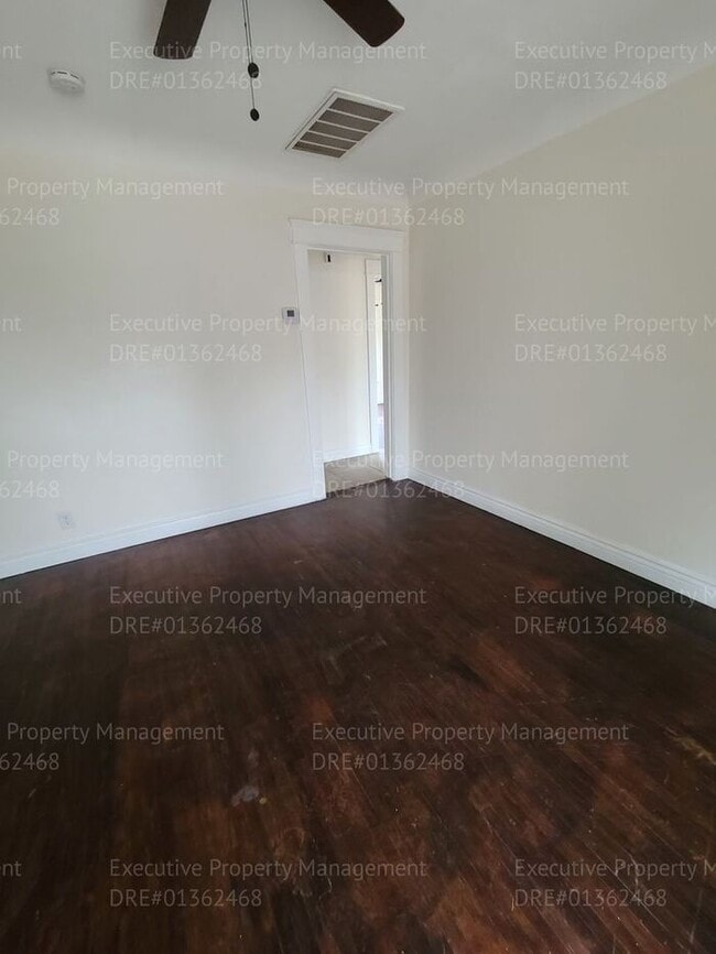 Building Photo - 3 bedroom/ 2 bathroom house located in East Bakersfield near a hospital and an elementary school.