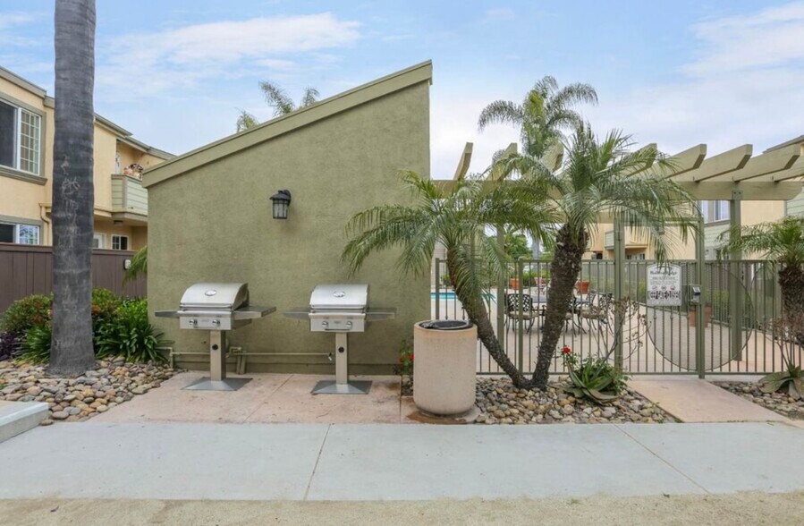 Building Photo - 5252 Balboa Arms Dr