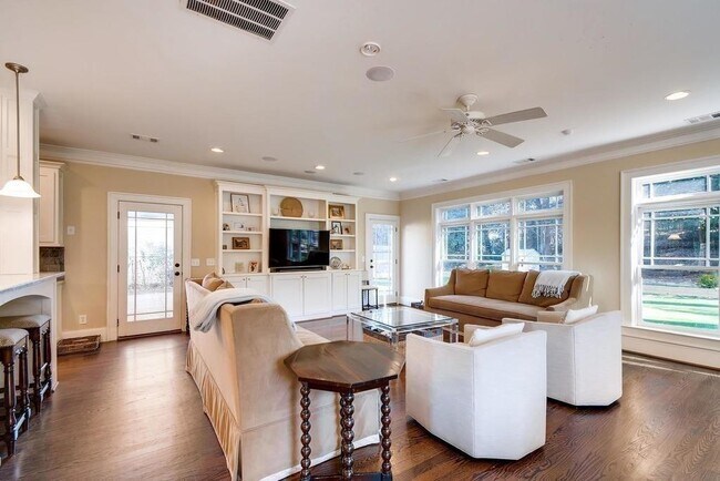 Building Photo - 2105 Brookview Dr NW