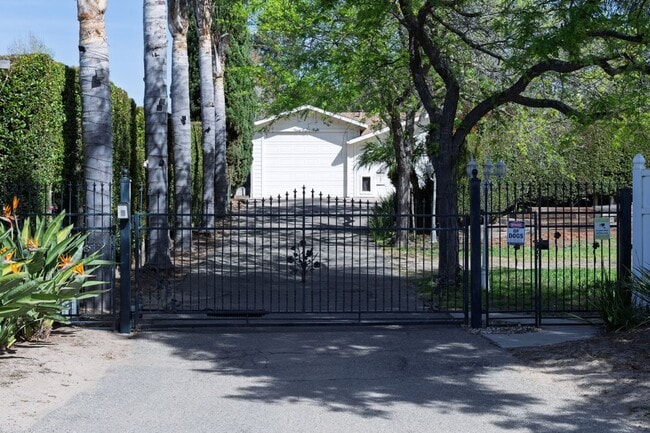 Building Photo - 988 Camino Caballo-