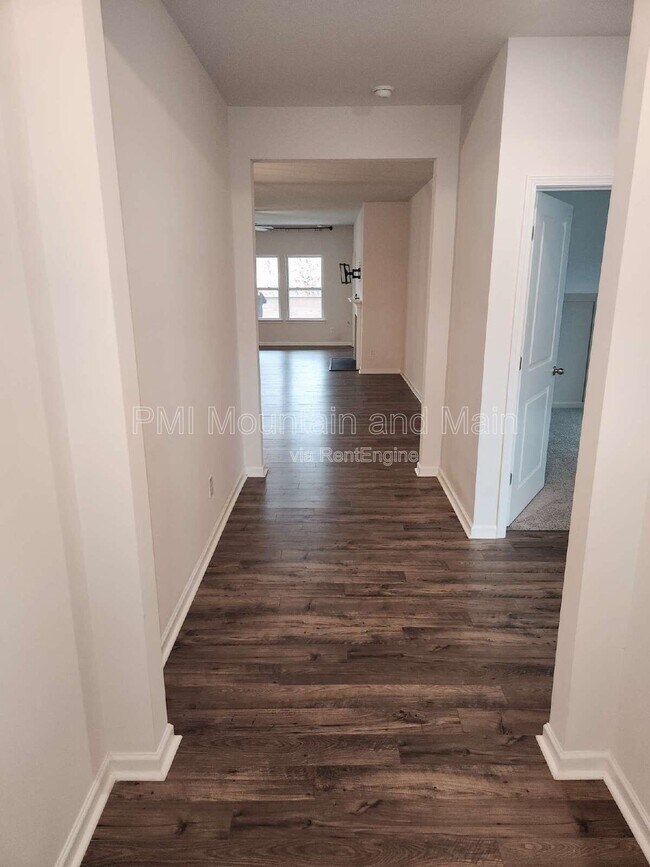 Building Photo - 299 Ridgeview Ln