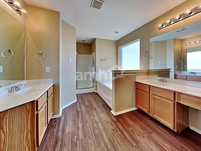 Building Photo - 729 Redwing Dr