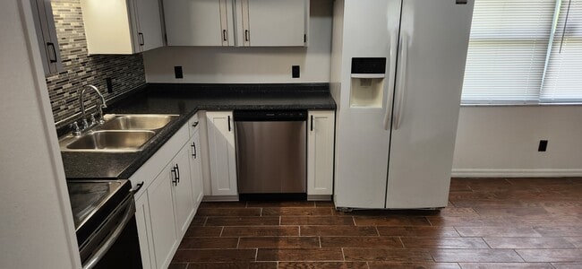Building Photo - 212 Redbud Ln