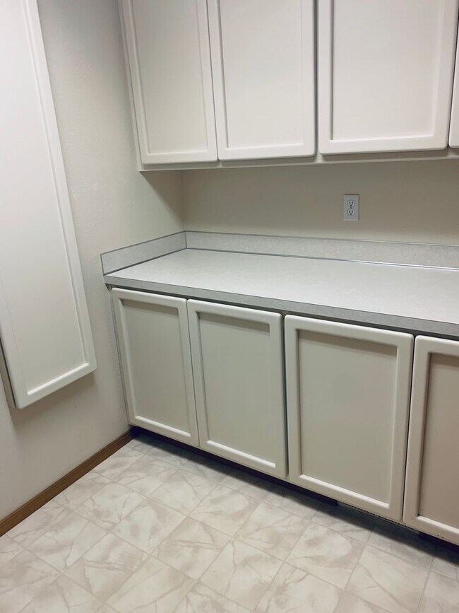 Building Photo - Beautiful Updated Townhome overlooking Mea...