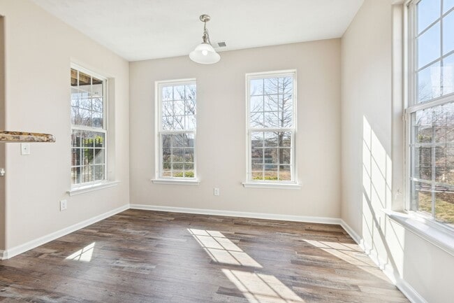 Building Photo - Suffolk Condo- Ready for move in