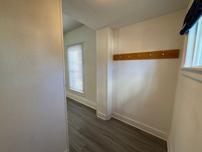 Building Photo - 2 Bedroom 1 Bathroom Duplex in Beloit, WI