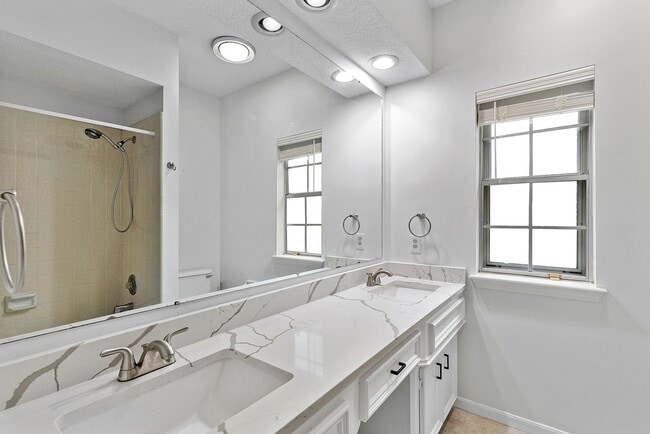 Building Photo - 5622 Woodland Creek Dr