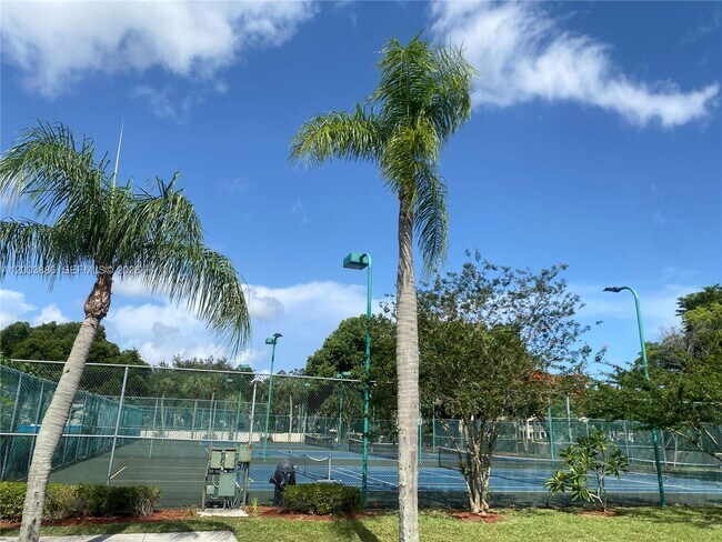 Building Photo - 514 Gardens Dr