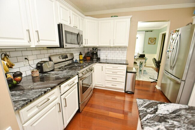 Building Photo - Large 4-5 bedroom 2.5 bath home in South B...