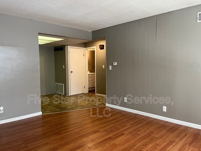 Building Photo - 205 W Allen St