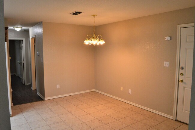 Building Photo - Updated 3-2-2 Home For Lease