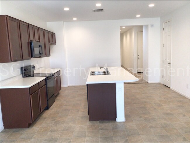 Building Photo - 246 E Bahamas Dr