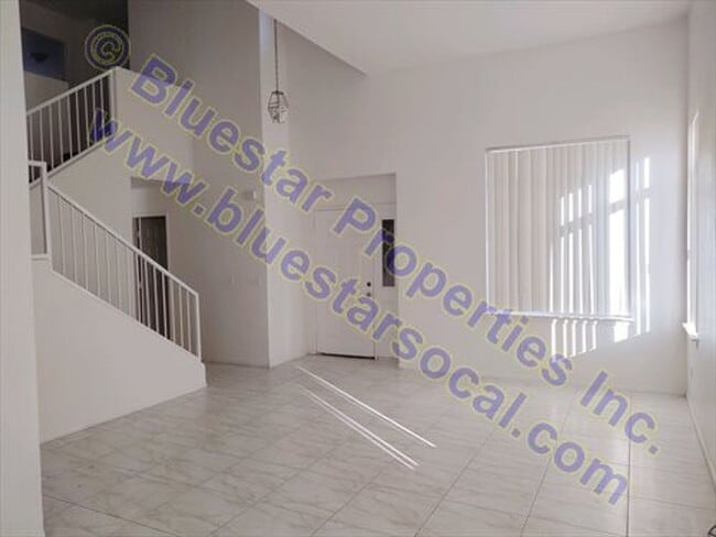 Building Photo - 6 bedroom home!  Available Now!