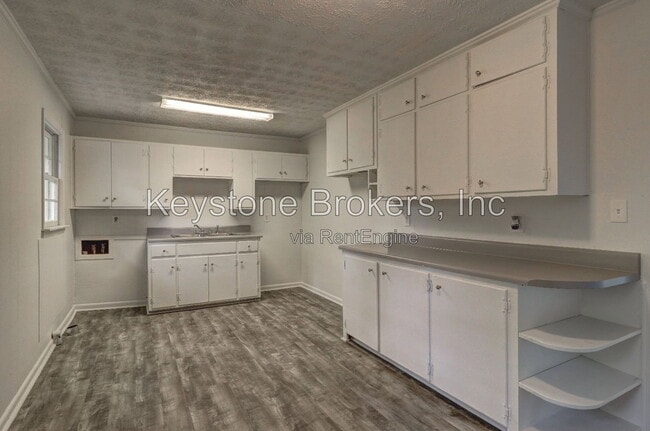 Building Photo - 992 Locust Dr NE