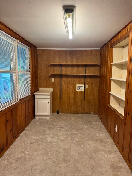 Building Photo - 702 Sherwood Dr