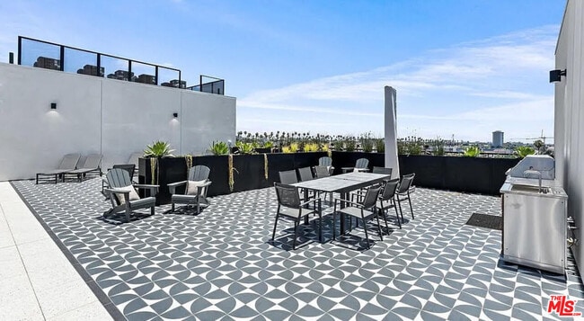 Building Photo - 904 S New Hampshire Ave