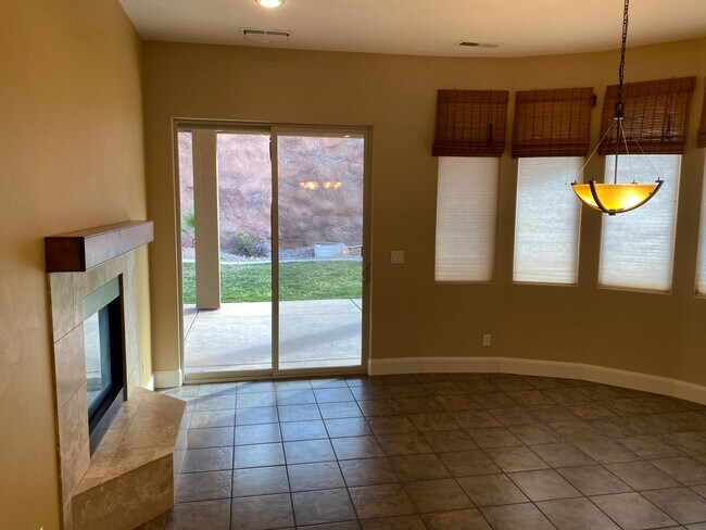 Building Photo - 2242 N Gunsight Dr