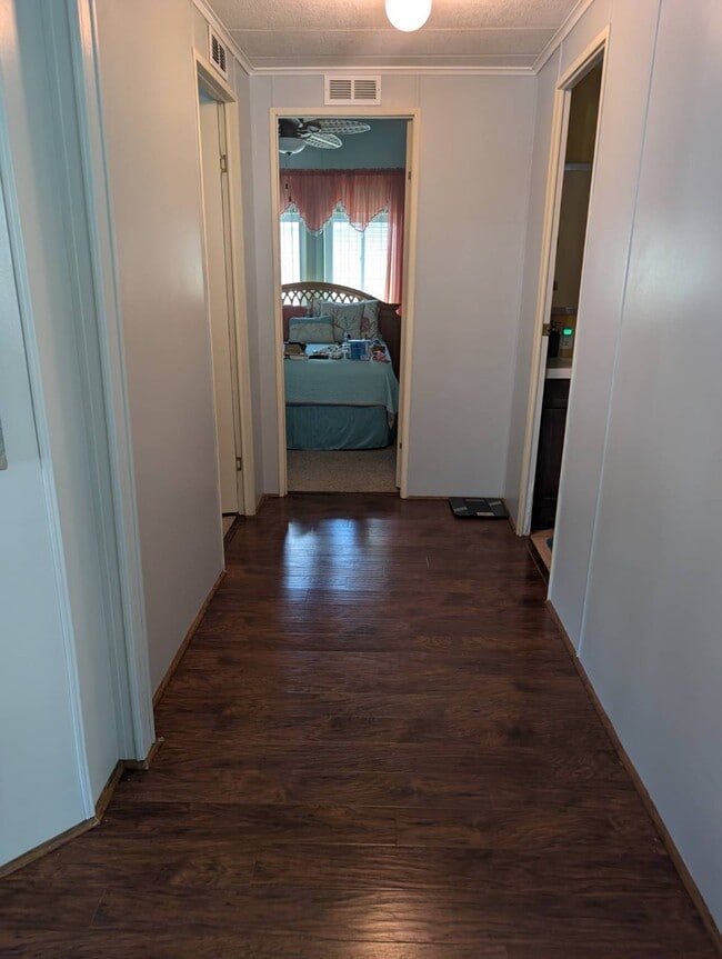 Building Photo - 280 Country Club Dr