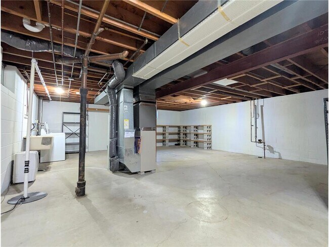 Building Photo - 6065 Oakwood Rd