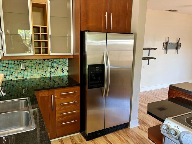 Building Photo - 412 W Croslin St