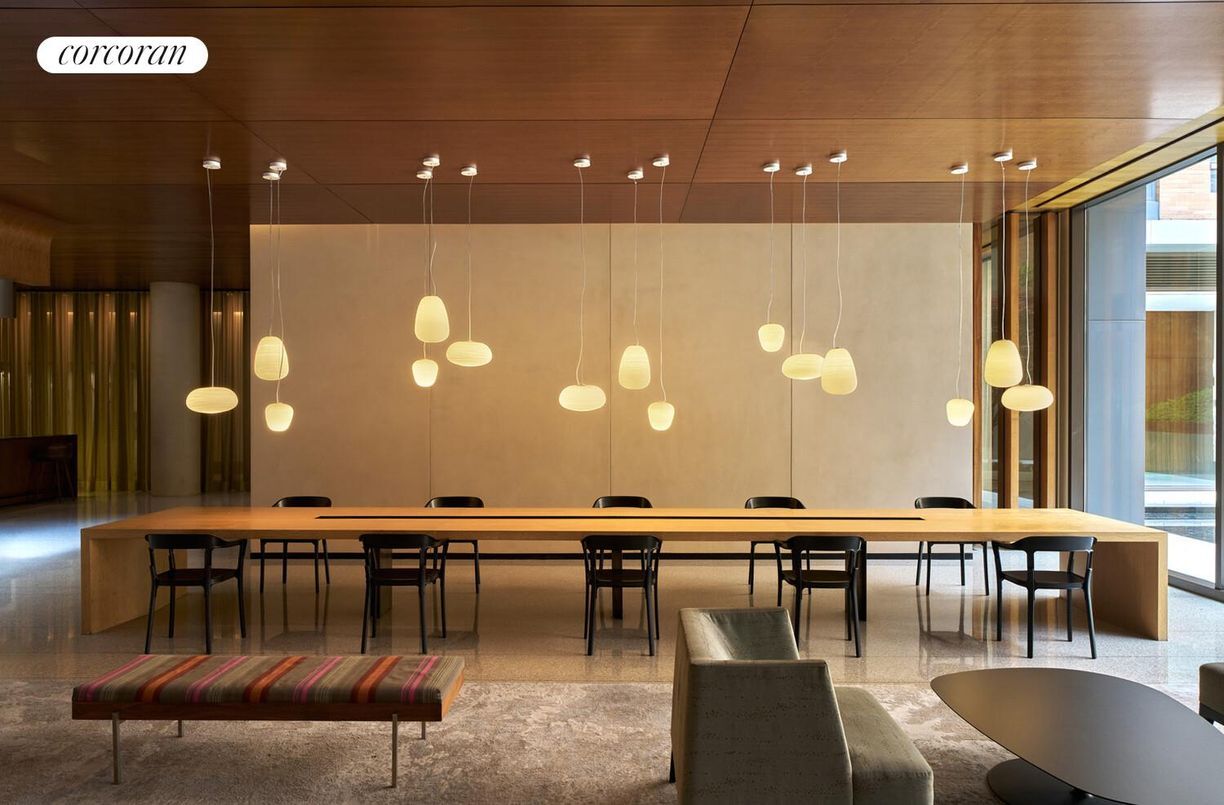 Building Photo - 550 W 45th St