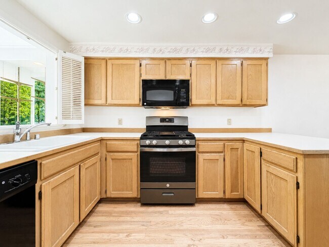 Building Photo - 2009 Mill Pointe Dr SE