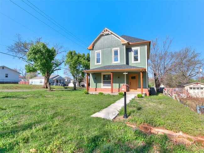 Building Photo - 801 N Ash St