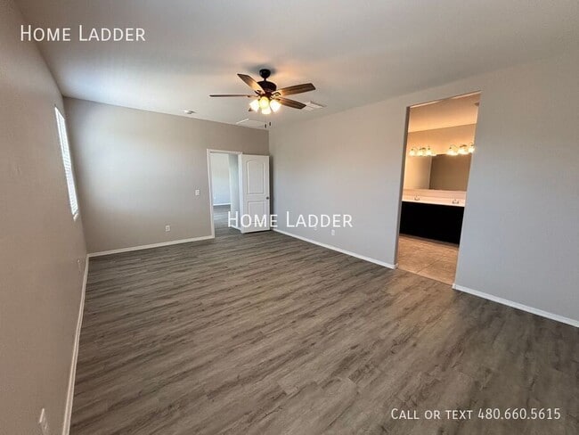 Building Photo - 10453 E Cliffrose Ln