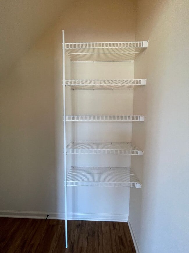 Building Photo - 3 Bedroom, 2.5 Bath Townhouse in Wellington Park