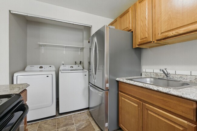 Building Photo - Comfort & Convenience in the Heart of Lents!