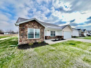 Building Photo - Beach house get away in Trenton, OH