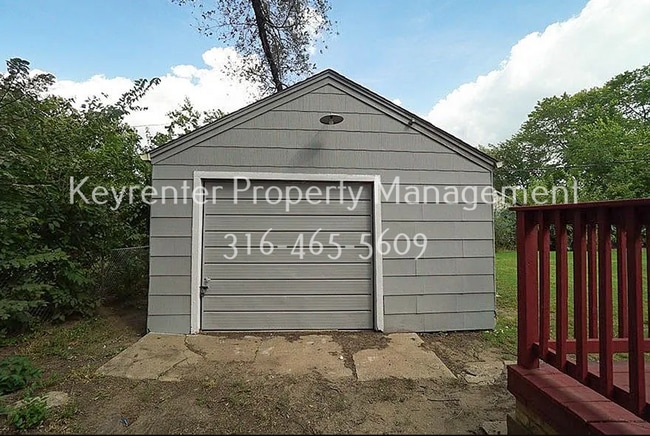 Building Photo - Cute 2 bedroom house on large lot with easy highway access!
