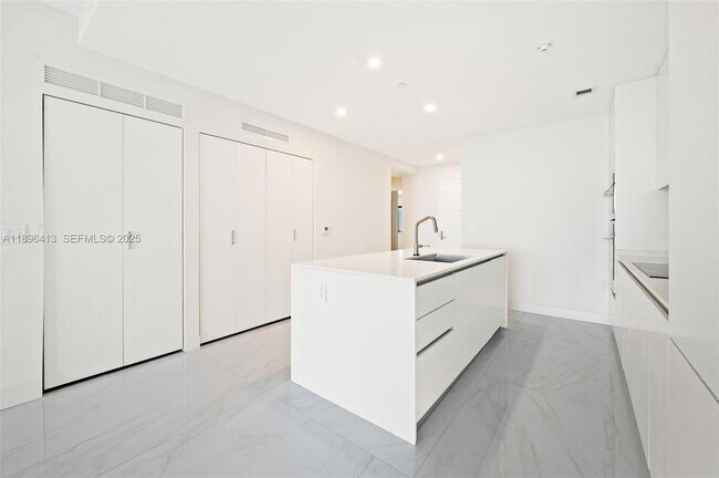 Building Photo - 700 NE 24th St