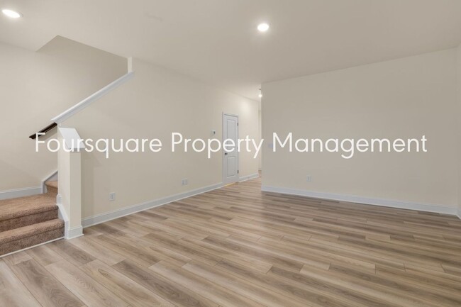 Building Photo - Townhome! | Back Patio with Privacy Fence|...