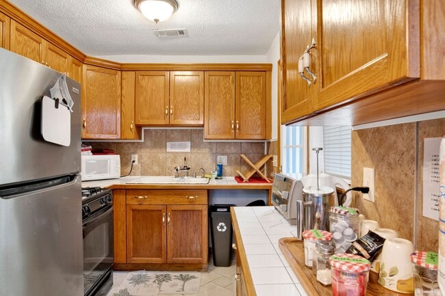 Building Photo - Cute Furnished Cottage close to NAS